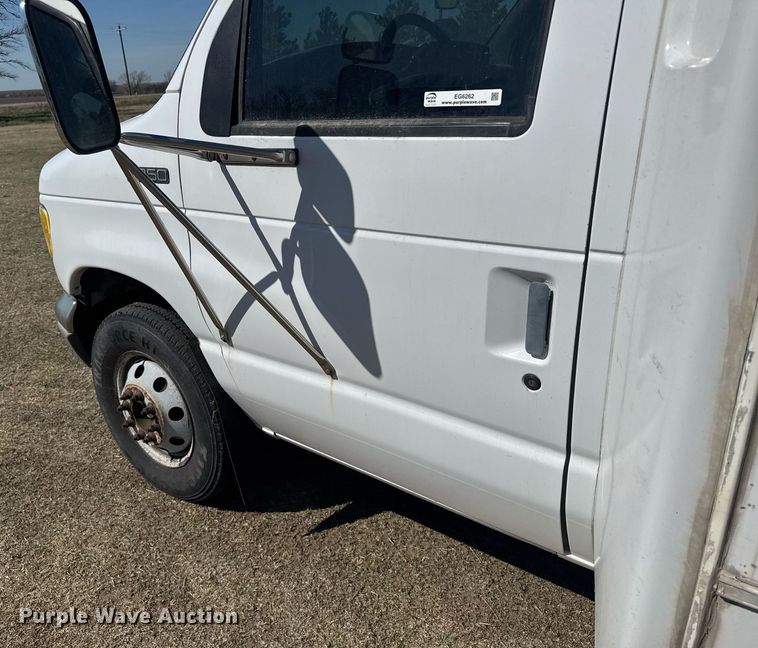 image for item EG6262 1995 Ford E350 shuttle bus