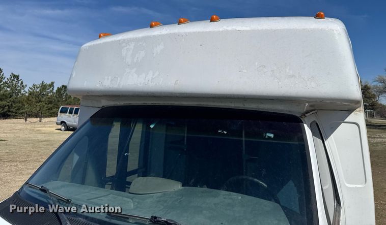 image for item EG6262 1995 Ford E350 shuttle bus