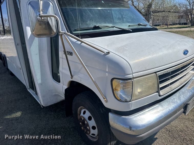image for item EG6262 1995 Ford E350 shuttle bus
