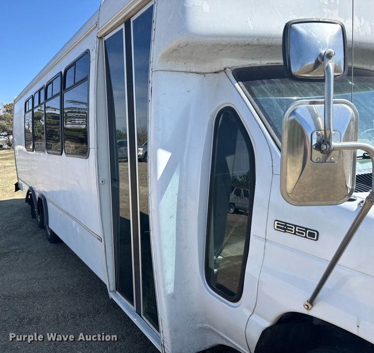 image for item EG6262 1995 Ford E350 shuttle bus