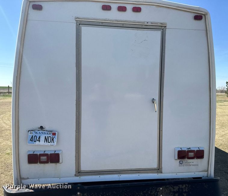 image for item EG6262 1995 Ford E350 shuttle bus