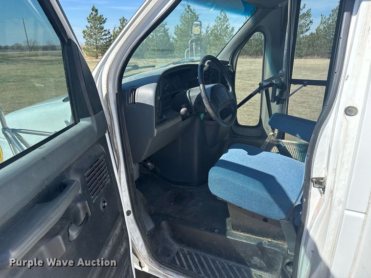 image for item EG6262 1995 Ford E350 shuttle bus