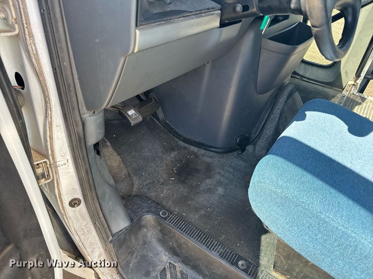 image for item EG6262 1995 Ford E350 shuttle bus