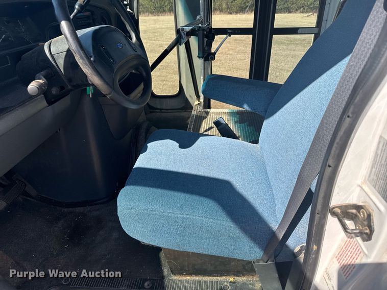 image for item EG6262 1995 Ford E350 shuttle bus