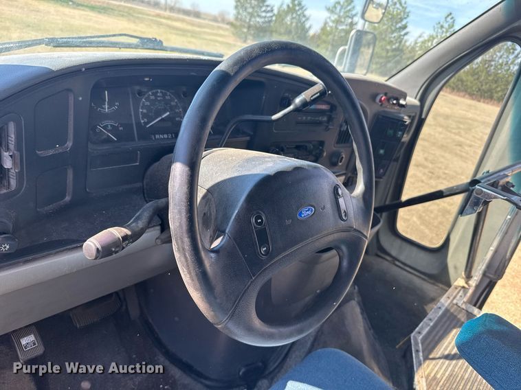 image for item EG6262 1995 Ford E350 shuttle bus