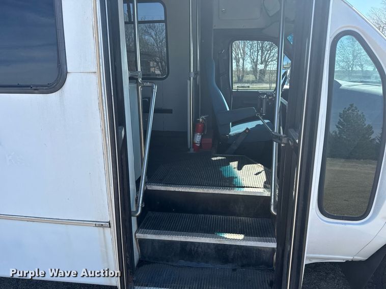image for item EG6262 1995 Ford E350 shuttle bus