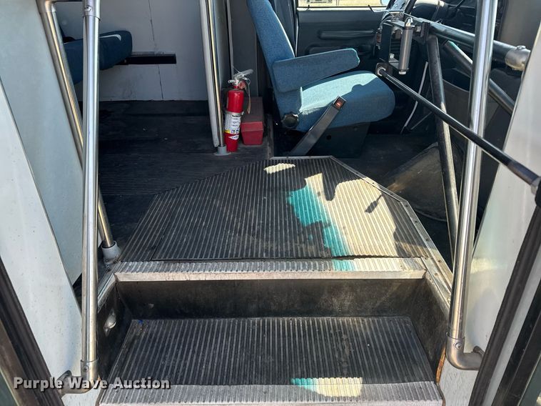 image for item EG6262 1995 Ford E350 shuttle bus