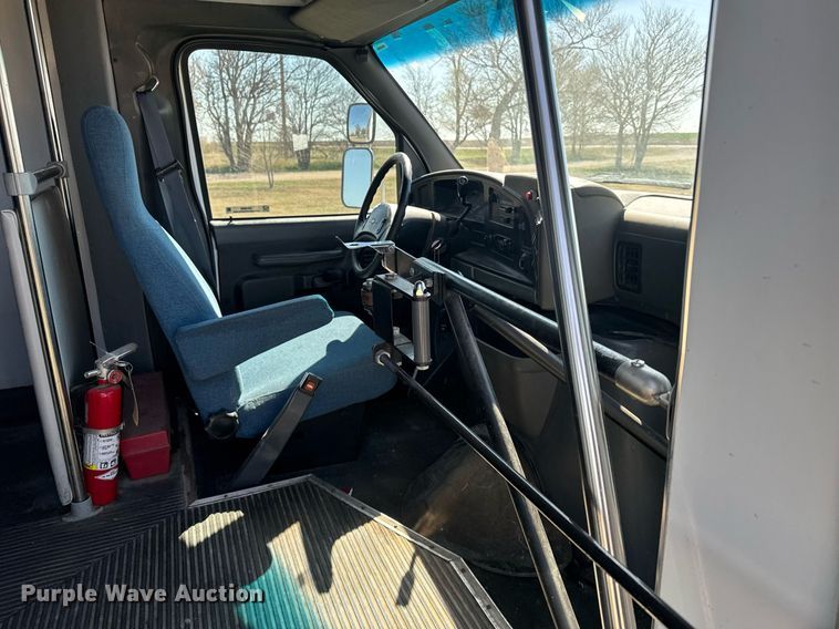 image for item EG6262 1995 Ford E350 shuttle bus