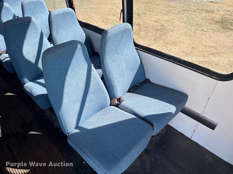 image for item EG6262 1995 Ford E350 shuttle bus