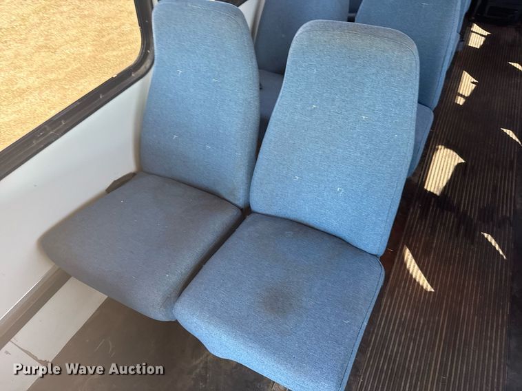 image for item EG6262 1995 Ford E350 shuttle bus