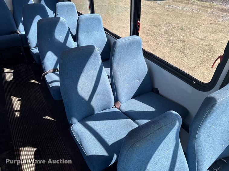 image for item EG6262 1995 Ford E350 shuttle bus