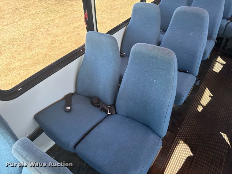 image for item EG6262 1995 Ford E350 shuttle bus