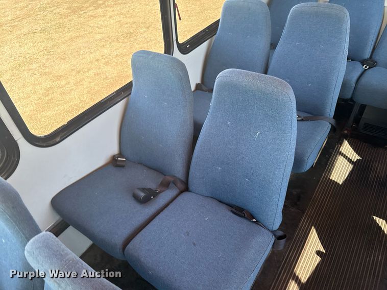 image for item EG6262 1995 Ford E350 shuttle bus