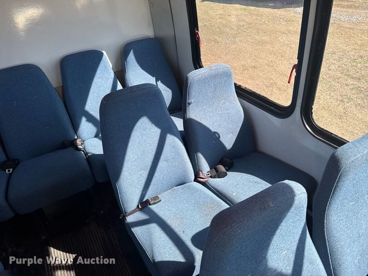 image for item EG6262 1995 Ford E350 shuttle bus