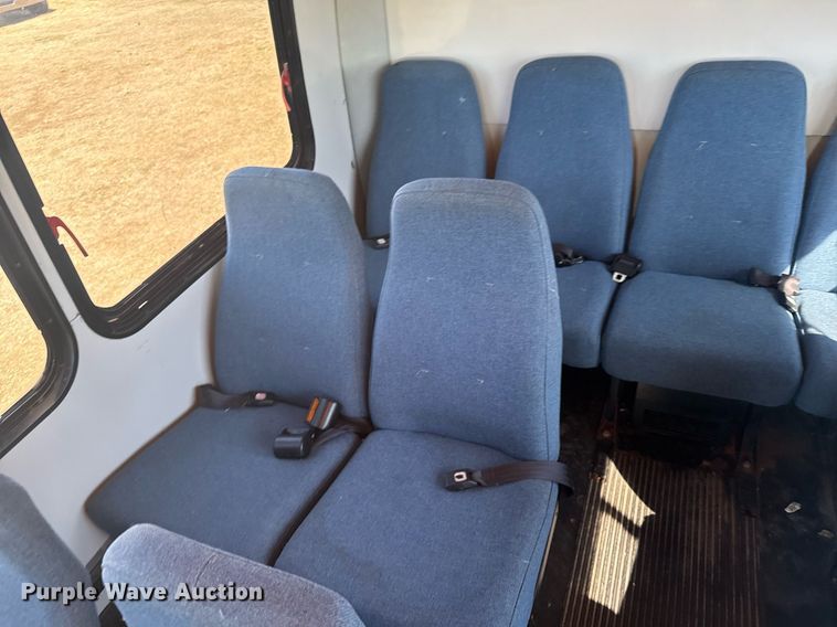 image for item EG6262 1995 Ford E350 shuttle bus