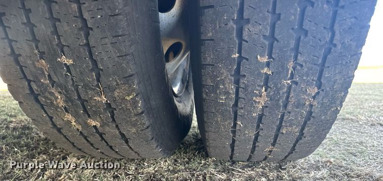 image for item EG6262 1995 Ford E350 shuttle bus