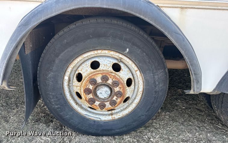 image for item EG6262 1995 Ford E350 shuttle bus