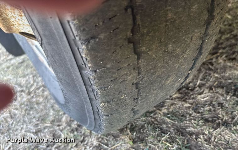 image for item EG6262 1995 Ford E350 shuttle bus