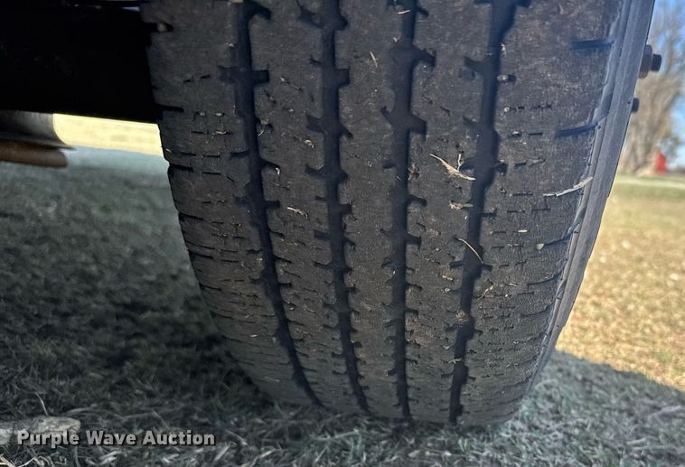 image for item EG6262 1995 Ford E350 shuttle bus