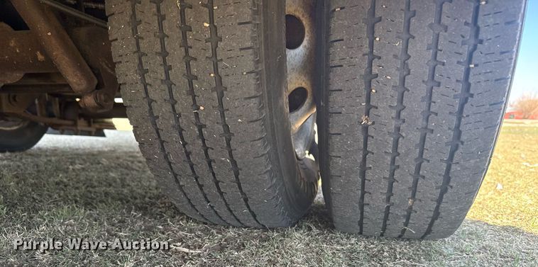 image for item EG6262 1995 Ford E350 shuttle bus