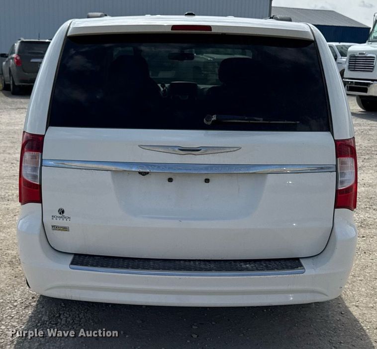 image for item EG7107 2013 Chrysler Town & Country van