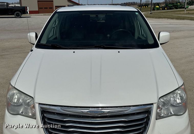 image for item EG7107 2013 Chrysler Town & Country van
