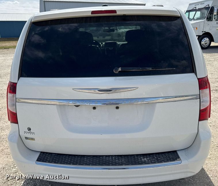 image for item EG7107 2013 Chrysler Town & Country van