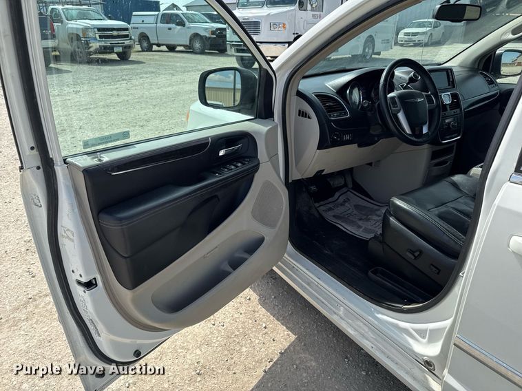 image for item EG7107 2013 Chrysler Town & Country van