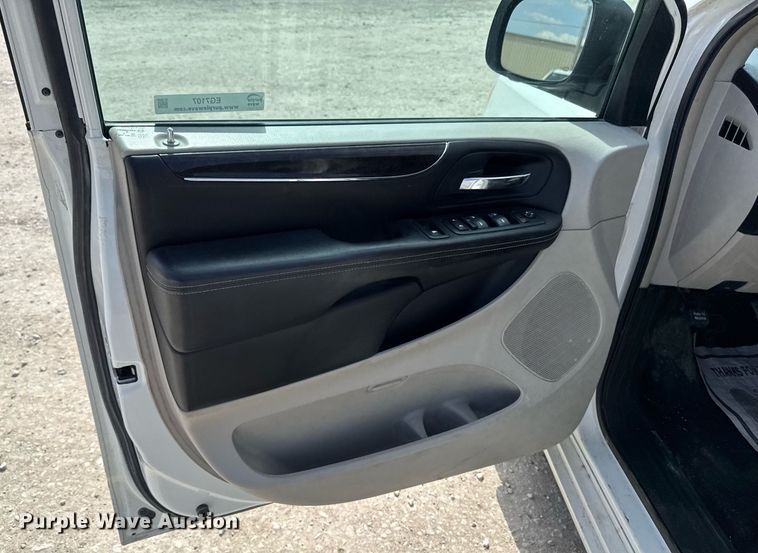 image for item EG7107 2013 Chrysler Town & Country van