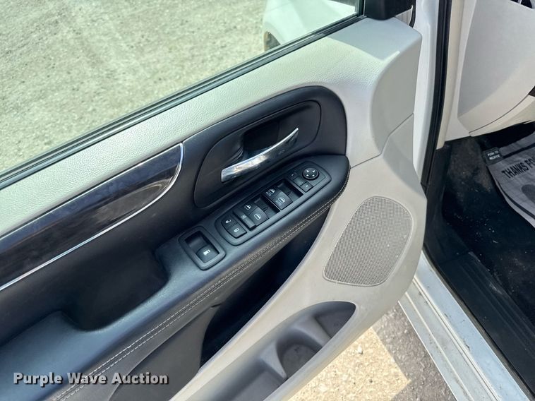 image for item EG7107 2013 Chrysler Town & Country van