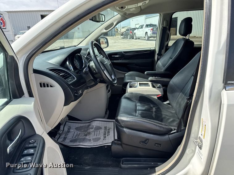 image for item EG7107 2013 Chrysler Town & Country van