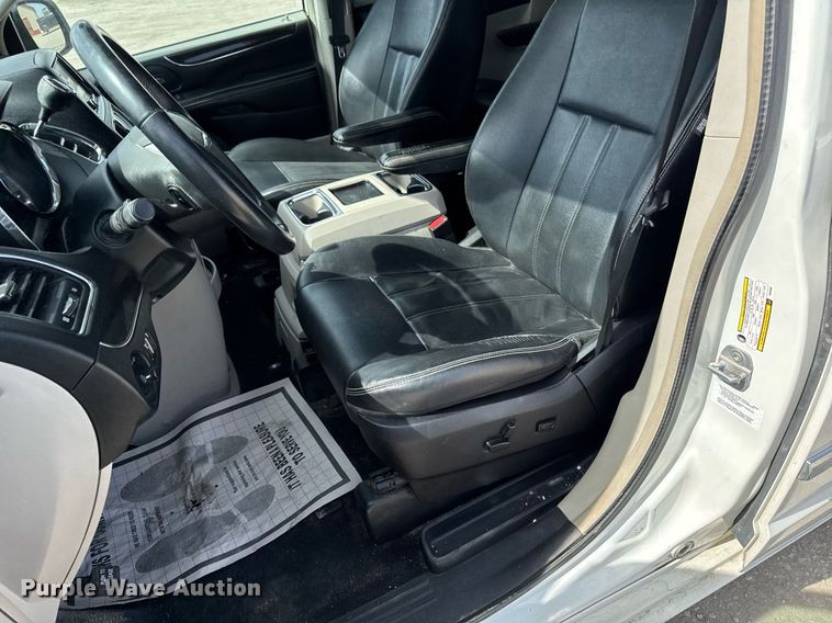 image for item EG7107 2013 Chrysler Town & Country van