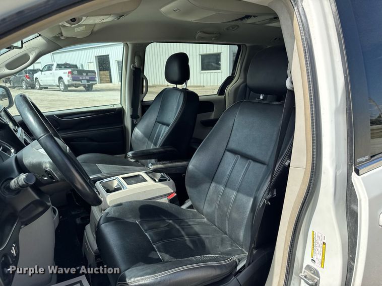 image for item EG7107 2013 Chrysler Town & Country van