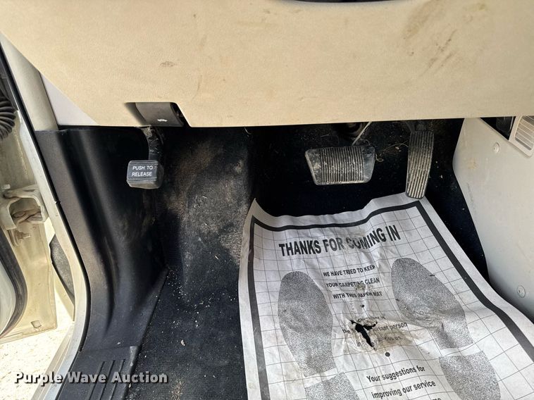 image for item EG7107 2013 Chrysler Town & Country van