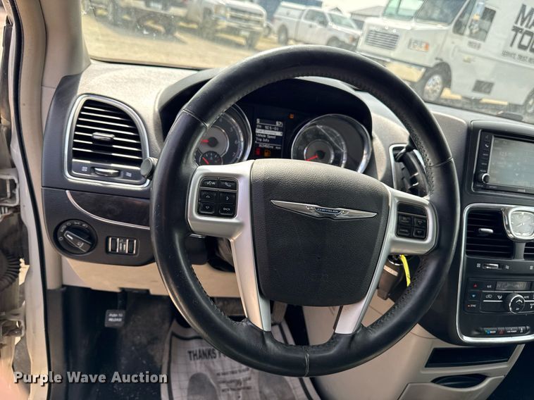 image for item EG7107 2013 Chrysler Town & Country van