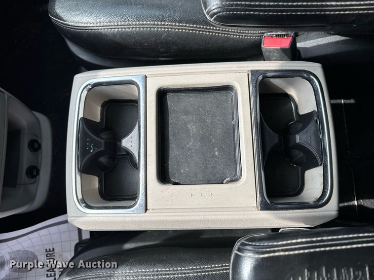 image for item EG7107 2013 Chrysler Town & Country van