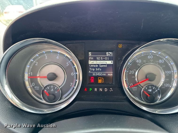 image for item EG7107 2013 Chrysler Town & Country van