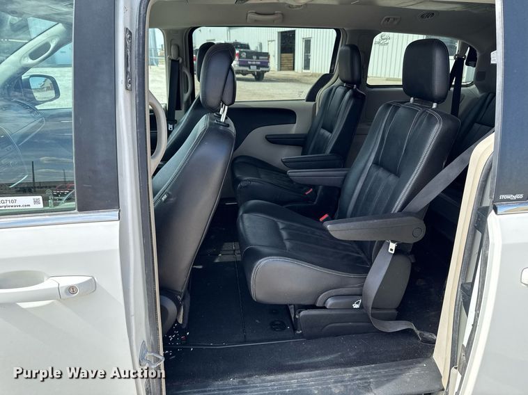 image for item EG7107 2013 Chrysler Town & Country van