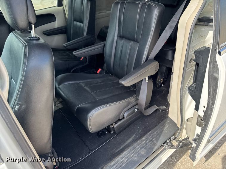 image for item EG7107 2013 Chrysler Town & Country van