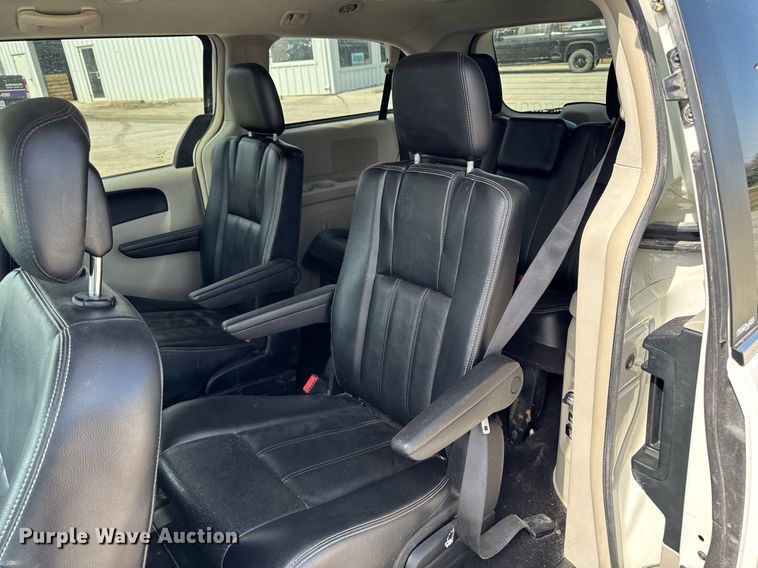 image for item EG7107 2013 Chrysler Town & Country van