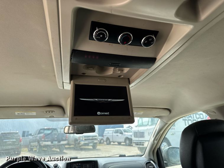 image for item EG7107 2013 Chrysler Town & Country van