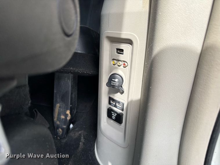 image for item EG7107 2013 Chrysler Town & Country van