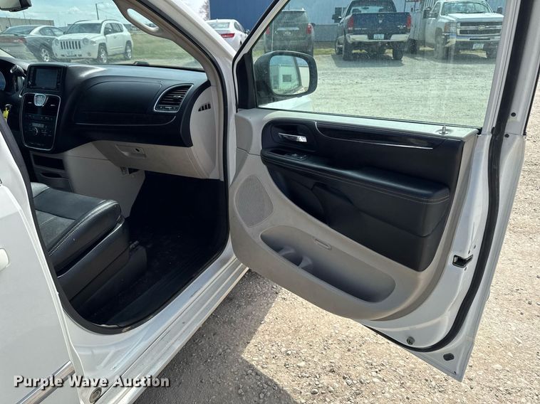 image for item EG7107 2013 Chrysler Town & Country van