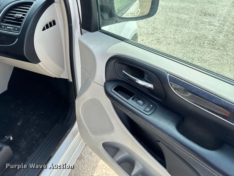 image for item EG7107 2013 Chrysler Town & Country van