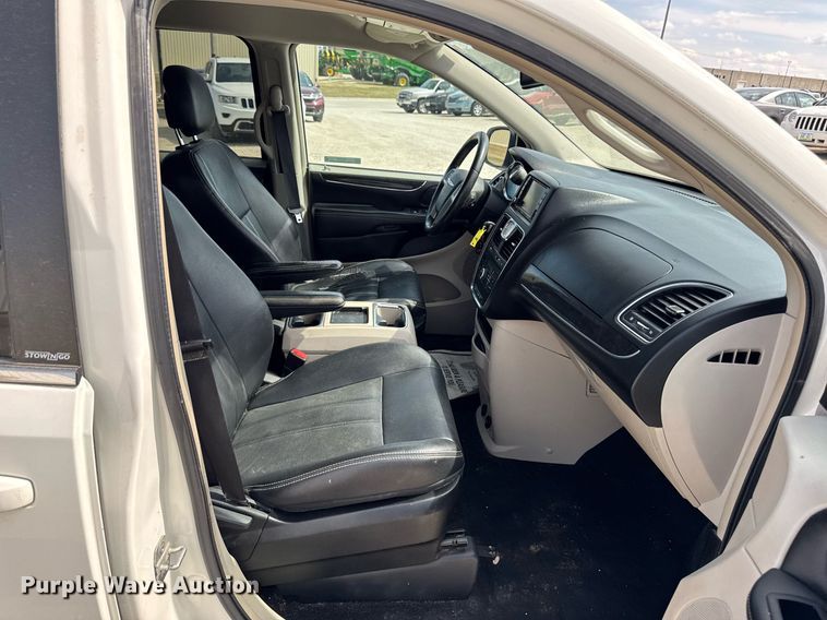 image for item EG7107 2013 Chrysler Town & Country van