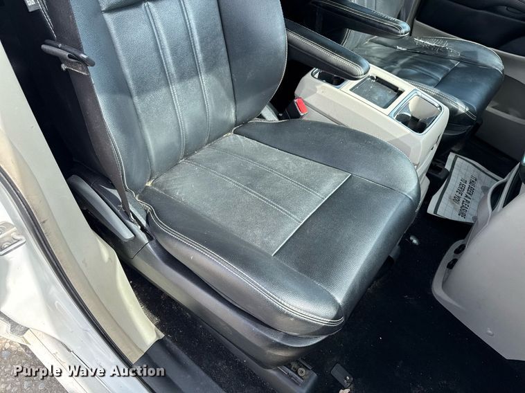 image for item EG7107 2013 Chrysler Town & Country van