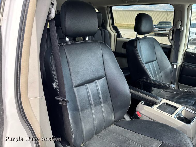 image for item EG7107 2013 Chrysler Town & Country van