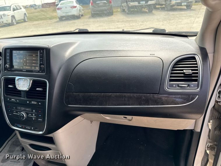 image for item EG7107 2013 Chrysler Town & Country van