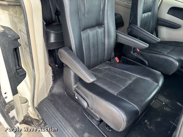 image for item EG7107 2013 Chrysler Town & Country van