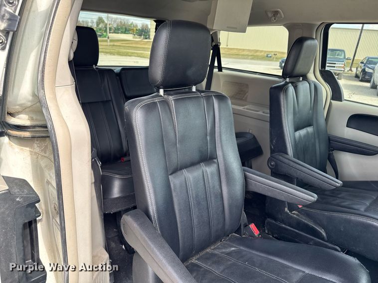 image for item EG7107 2013 Chrysler Town & Country van